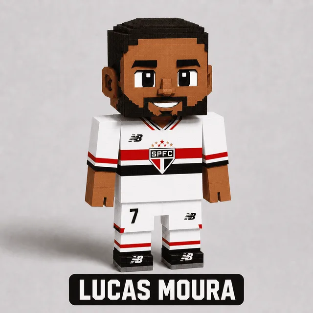 Boneco de papercraft de Lucas Moura em estilo voxel