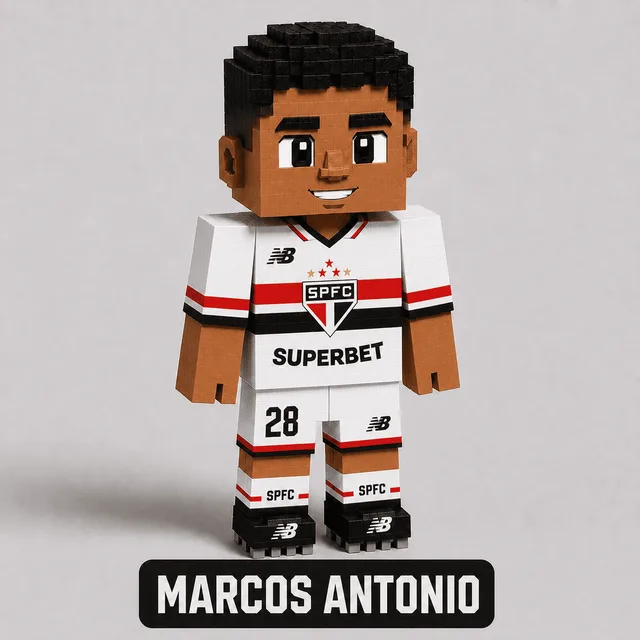 Boneco de papercraft de Marcos Antônio em estilo voxel